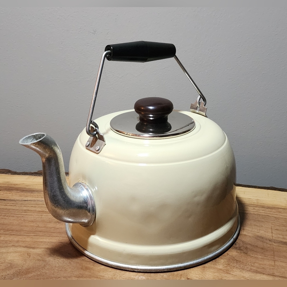 Vintage Cream Enamel Teapot – Retro Kitchen Decor